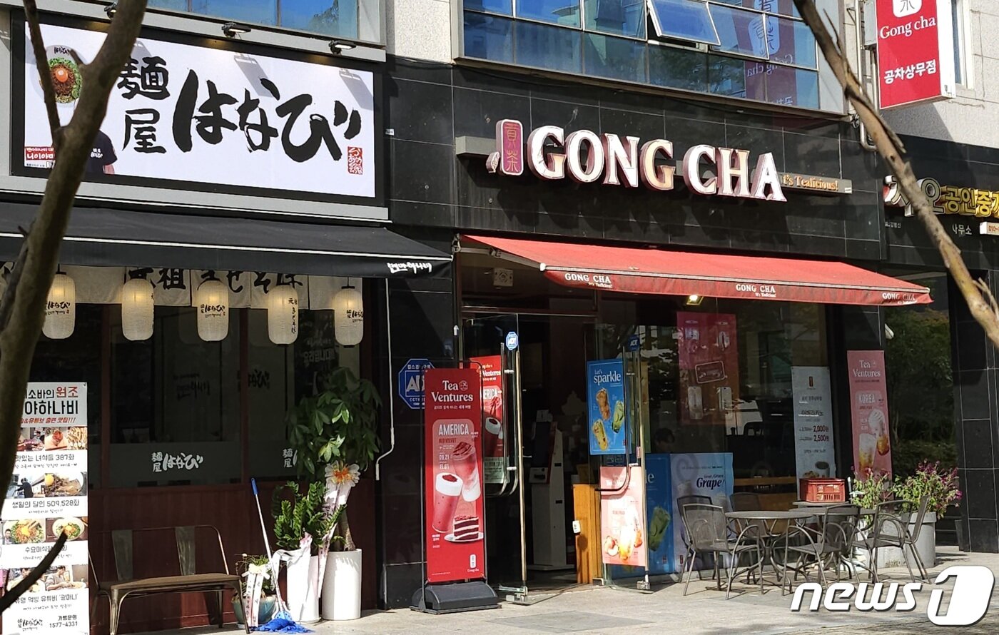 본문 이미지 - 6일 광주 서구 상무지구 거리에 외국어와 외래어 표기 간판이 세워져 있다. 2023.10.6/뉴스1 ⓒ News1 이수민 기자