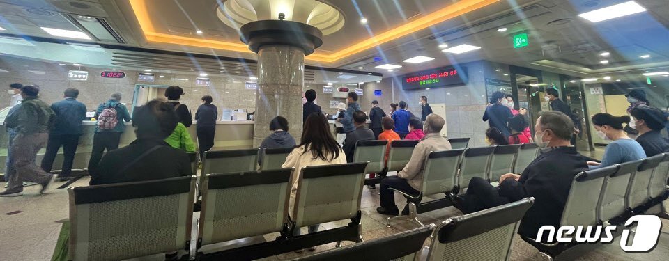 본문 이미지 - 경남 김해 경희중앙병원 로비 접수대에선 오전부터 외래진료 등을 위해 찾아온 시민들로 가득했다. 2023.10.6 ⓒ 뉴스1 송보현 기자