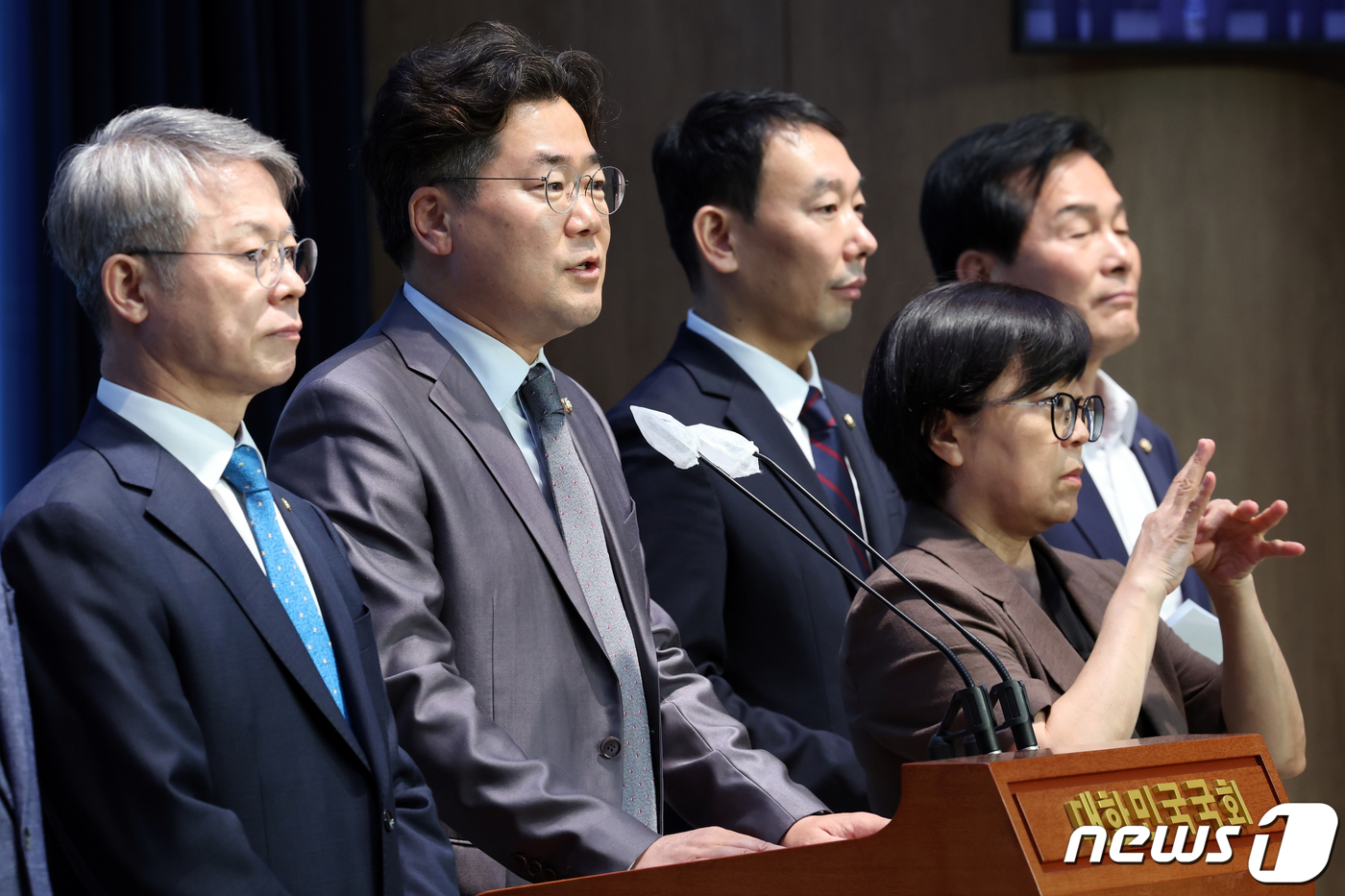 (서울=뉴스1) 황기선 기자 = 박찬대 더불어민주당 검찰독재정치탄압대책위원회 위원장과 의원들이 6일 오전 서울 여의도 국회 소통관에서 검사범죄대응 TF 출범 기자회견을 하고 있다. …