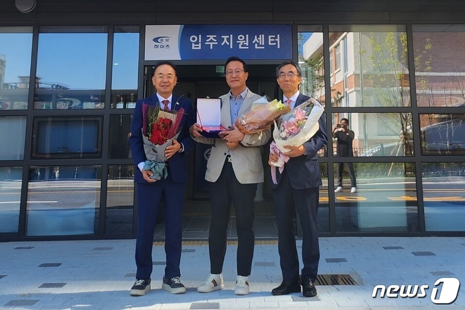 본문 이미지 -  사진 왼쪽부터 박영광 중앙건설 회장, 김명렬 입주자협의회장, 민관식 하나자산신탁 대표이사.(중앙하이츠 입주자협의회 제공)2023.10.7/뉴스1