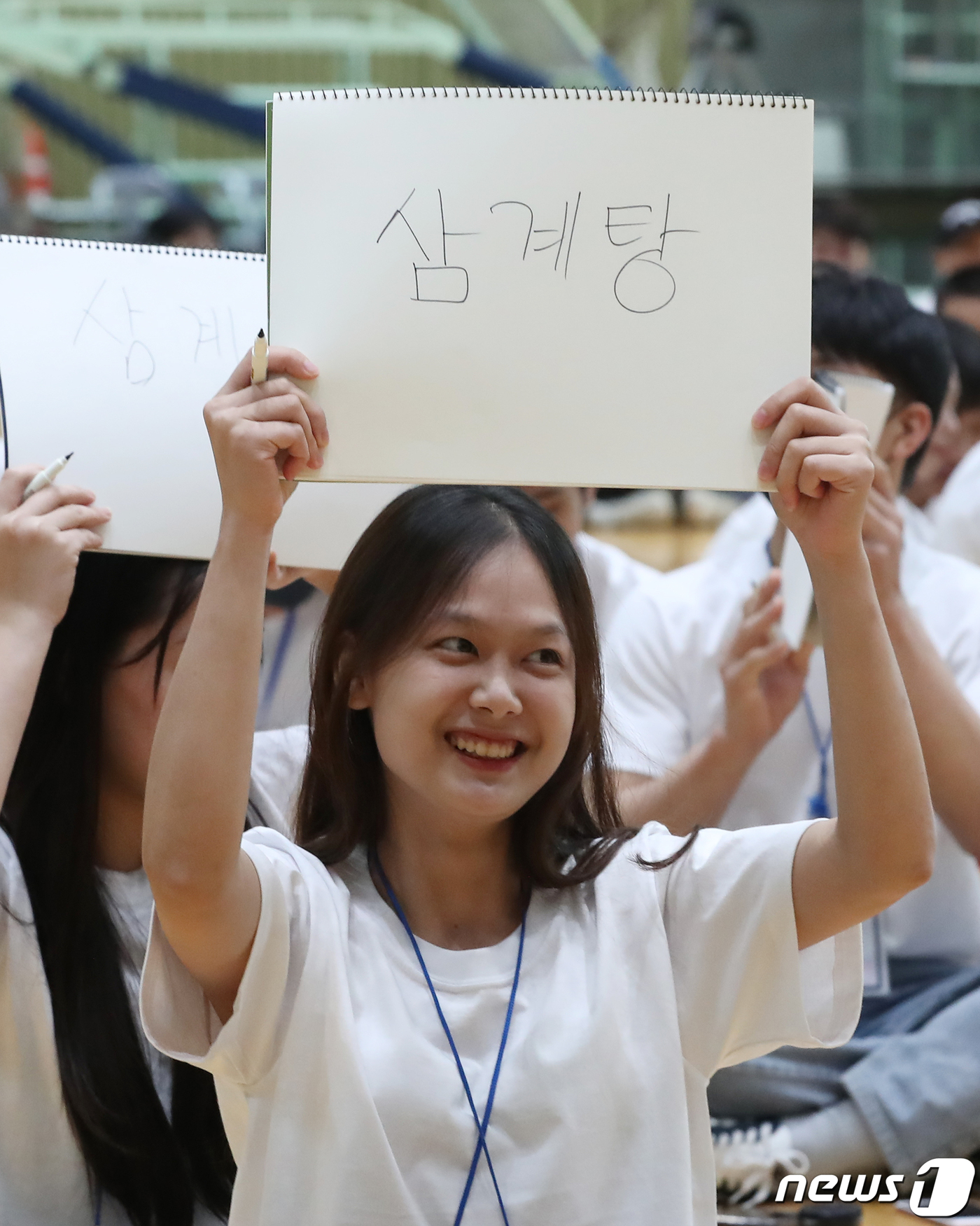 (부산=뉴스1) 윤일지 기자 = 제577돌 한글날을 사흘 앞둔 6일 부산 경남정보대학교 민석스포츠센터에서 베트남 유학생들이 한글날 맞이 퀴즈 대회를 하고 있다. 2023.10.6/ …