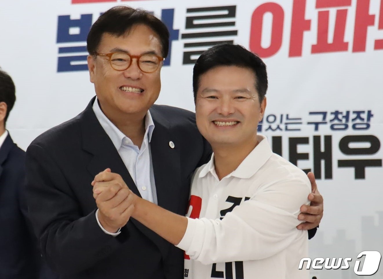 본문 이미지 - 국민의힘 정진석 의원(왼쪽)과 김태우 강서구청장 후보 (정진석 의원 페이스북 게재) /뉴스1