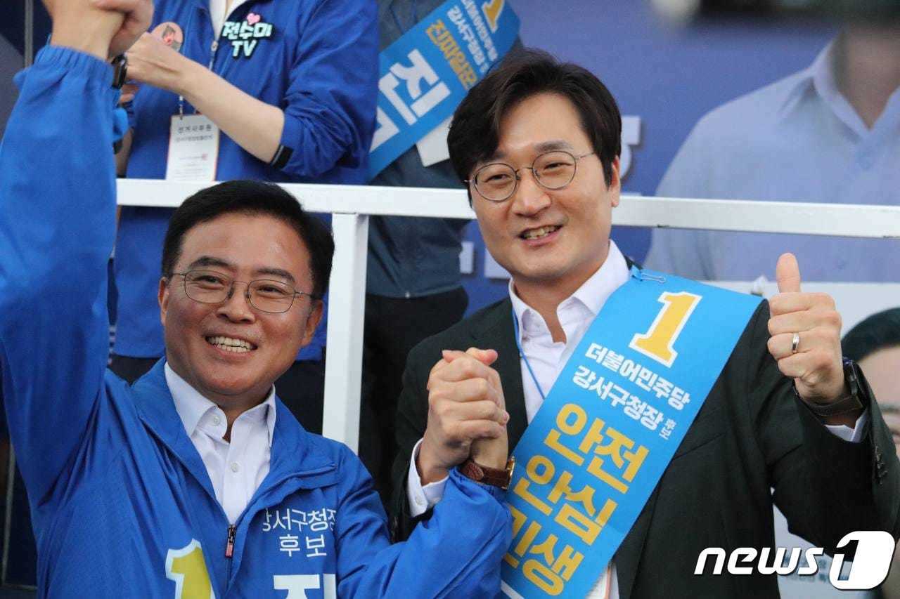 본문 이미지 - 더불어민주당 진교훈 강서구청장 후보(왼쪽)와 장철민 국회의원 (장철민 의원 페이스북 게재) /뉴스1