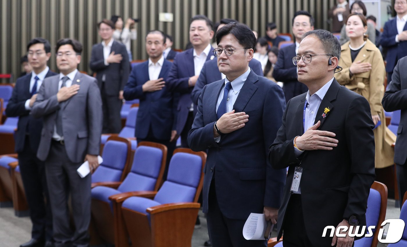 홍익표 더불어민주당 원내대표, 박주민 원내수석부대표 등 의원들이 6일 오후 서울 여의도 국회에서 열린 의원총회에서 국민의례를 하고 있다. 2023.10.6/뉴스1 ⓒ News1 임세영 기자