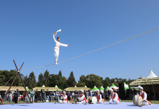 안성 바우덕이축제서 줄꾼, 2.5m 아래로 추락…사고 뒤에야 매트