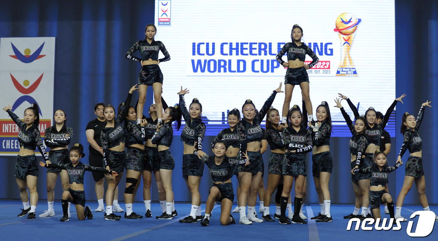 (서울=뉴스1) 박정호 기자 = 6일 서울 송파구 올림픽공원 SK핸드볼경기장에서 열린  ‘ICU 월드컵 치어리딩 서울 2023’ 에서 대한민국 블랙 이글스 올스타 치어리딩팀이 화려 …
