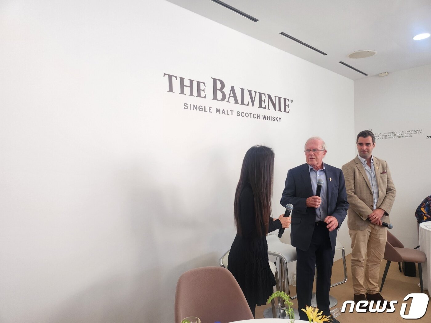 본문 이미지 - <table border="0" cellspacing="0" cellpadding="0" align="center"><tbody><tr><td id="content_caption_id" align="center">데이비드 스튜어트(가운데) 발베니 몰트 마스터가 6일 서울 강남구에서 진행된 '헤리티지 전시회'에서 발언하는 모습.2023.10.6/뉴스1 ⓒ News1 이상학 기자    