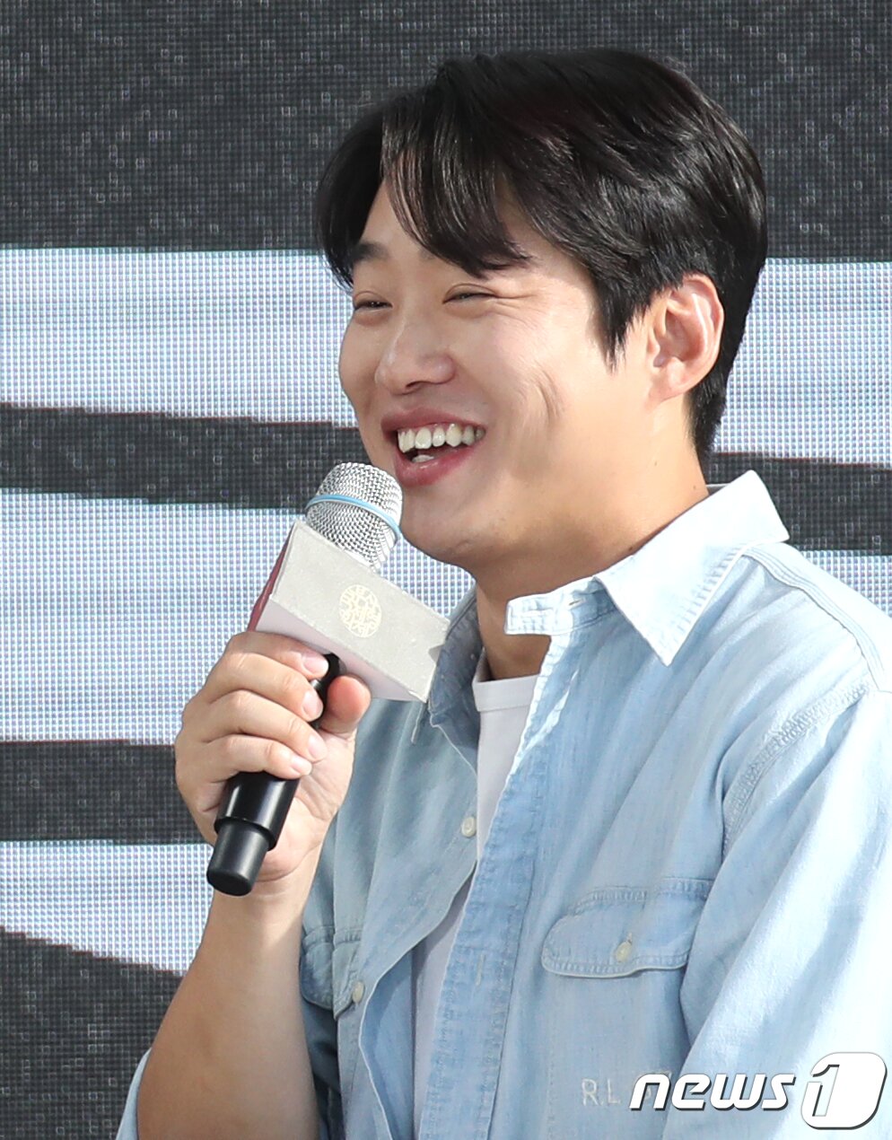 본문 이미지 - 배우 안재홍이 6일 오후 부산 해운대 영화의 전당에서 열린 제28회 부산국제영화제(BIFF) 웹드라마 'LTNS' 야외무대인사에 참석해 관객들과 즐거운 시간을 갖고 있다. 2023.10.6/뉴스1 ⓒ News1 권현진 기자