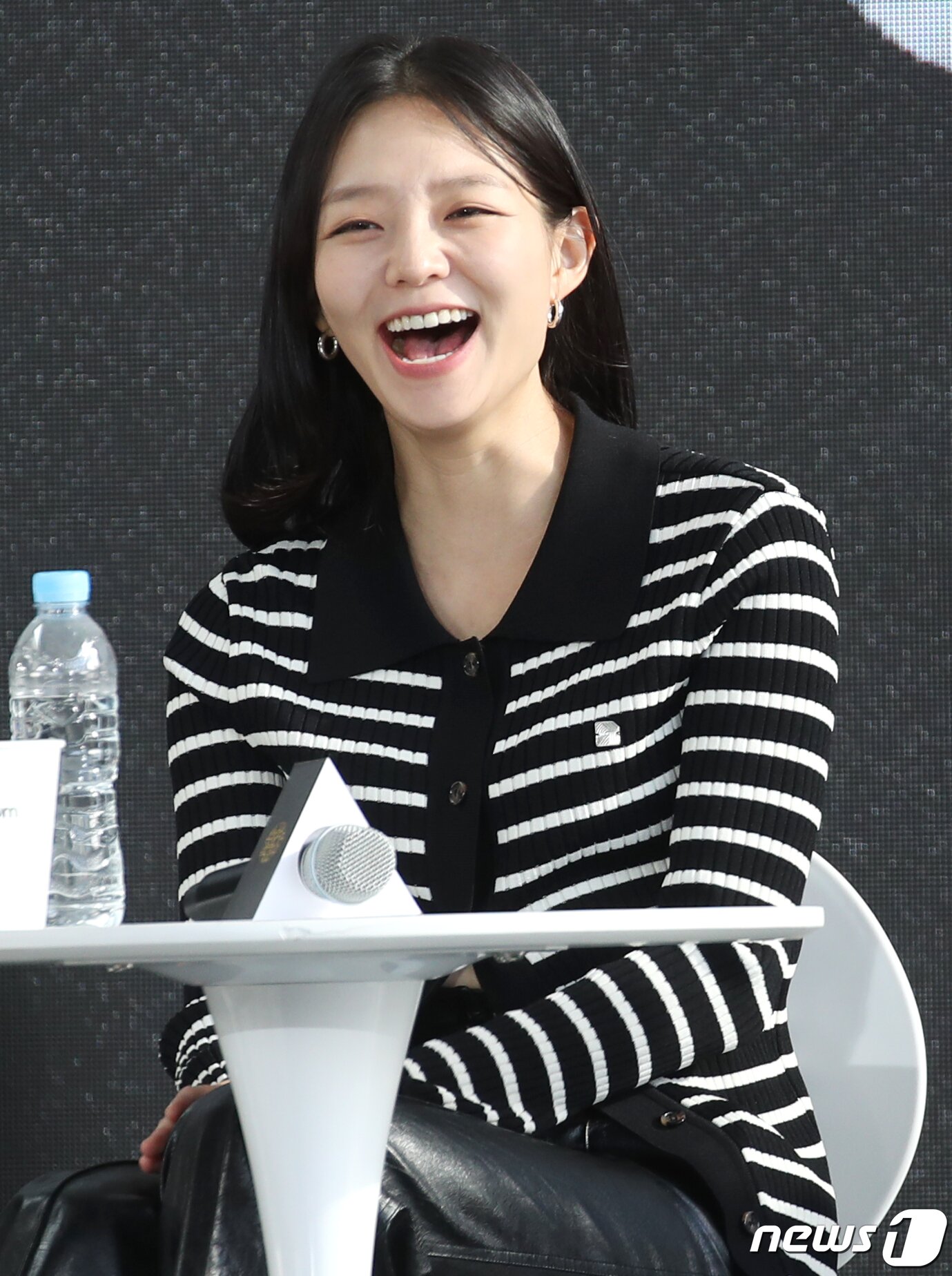 본문 이미지 - 배우 이솜이 6일 오후 부산 해운대 영화의 전당에서 열린 제28회 부산국제영화제(BIFF) 영화 'LTNS' 야외무대인사에서 미소를 짓고 있다. 2023.10.6/뉴스1 ⓒ News1 권현진 기자