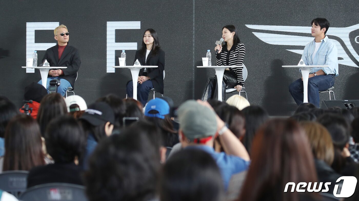 본문 이미지 - 임대형, 전고운 감독, 배우 이솜, 안재홍이 5일 오후 부산 해운대 영화의 전당에서 열린 제28회 부산국제영화제(BIFF) 웹드라마 'LTNS' 야외무대인사에서 팬과 즐거운 시간을 보내고 있다. 2023.10.6/뉴스1 ⓒ News1 권현진 기자