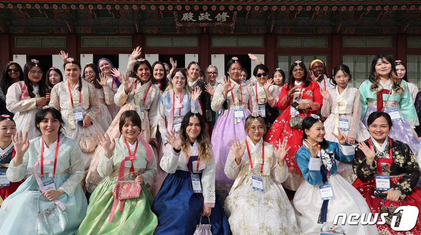 본문 이미지 - 6일 오후 서울 종로구 경복궁에서 열린 ‘2023년 집현전 왕실문화 체험학교’에 참여한 67개국 세종학당 한국어 우수학습자 외국인들이 기념 촬영을 하고 있다. 경복궁관리소는 이날 수정전과 흥복전에서 외국인 초청 '2023년 집현전 왕실문화 체험학교'를 진행했다. 2023.10.6/뉴스1 ⓒ News1 박지혜 기자