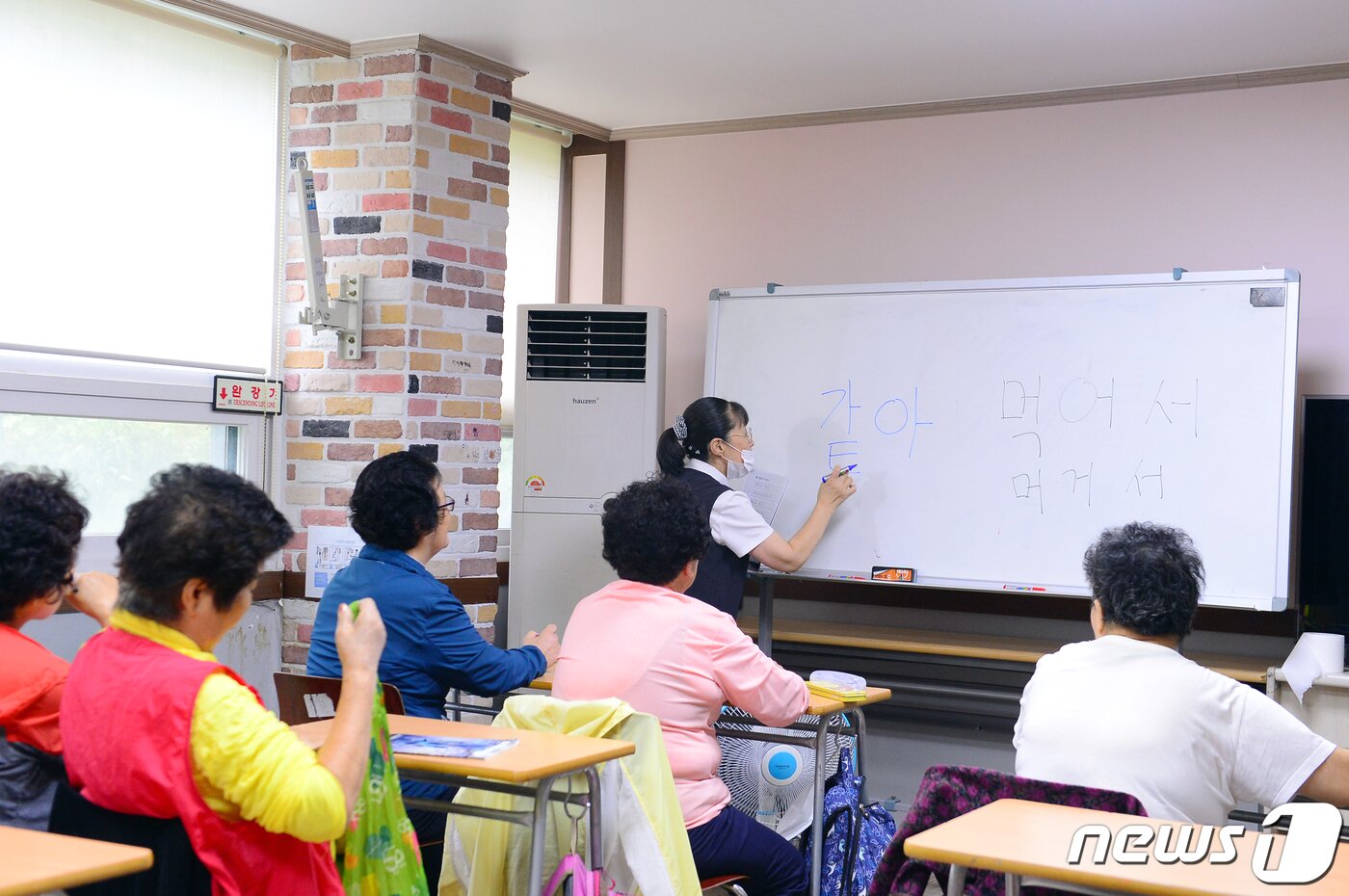 본문 이미지 - 577돌 한글날을 사흘 앞둔 6일 광주 동구 빛고을종합사회복지관에서 성인문해 한글 교실 기초반 학생들이 수업을 듣고 있다. 2023.10.6/뉴스1 ⓒ News1 이승현 기자