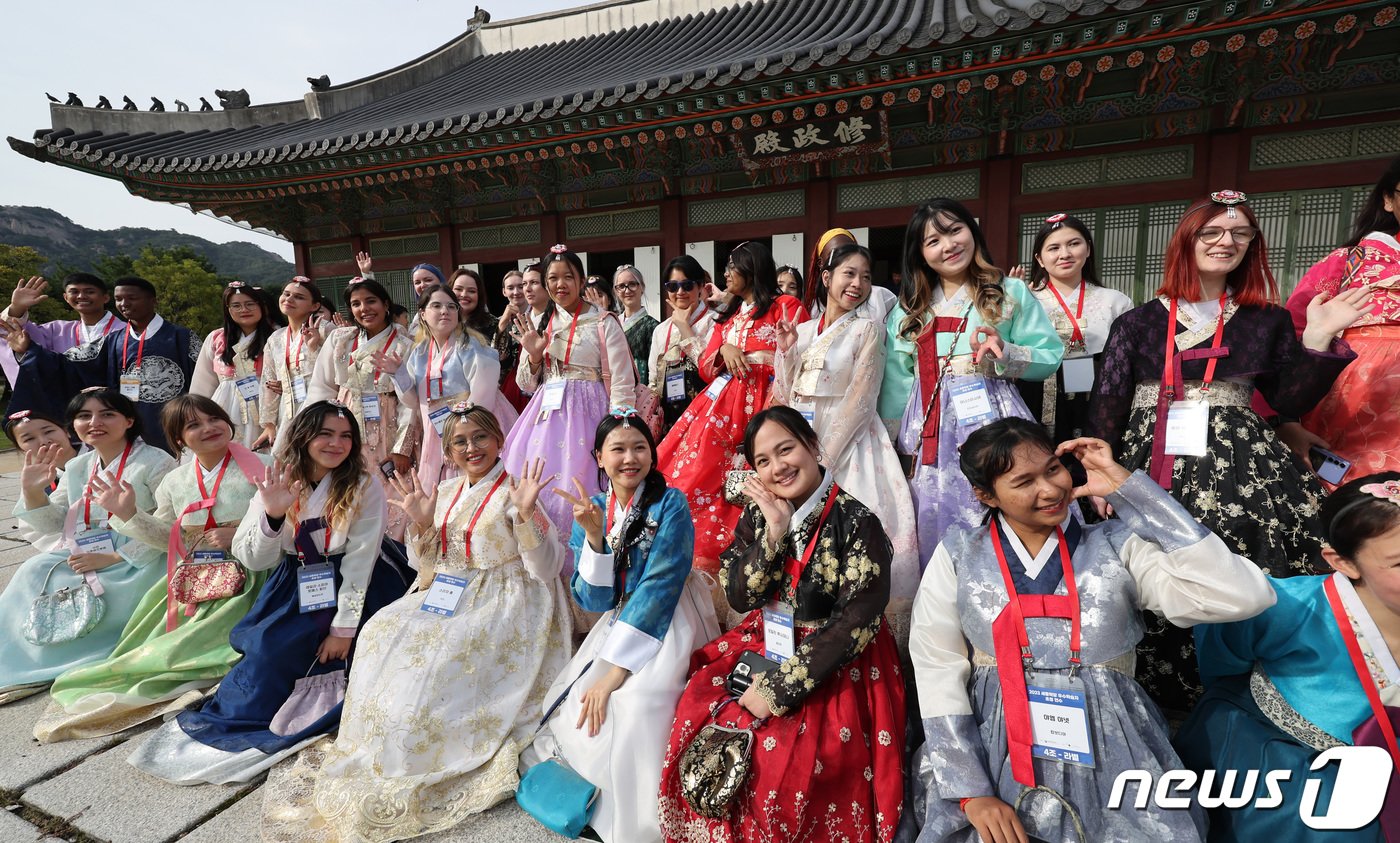 본문 이미지 - 서울 종로구 경복궁에서 열린 ‘2023년 집현전 왕실문화 체험학교’에 참여한 67개국 세종학당 한국어 우수학습자 외국인들이 기념 촬영을 하고 있다. 2023.10.6/뉴스1 ⓒ News1 박지혜 기자