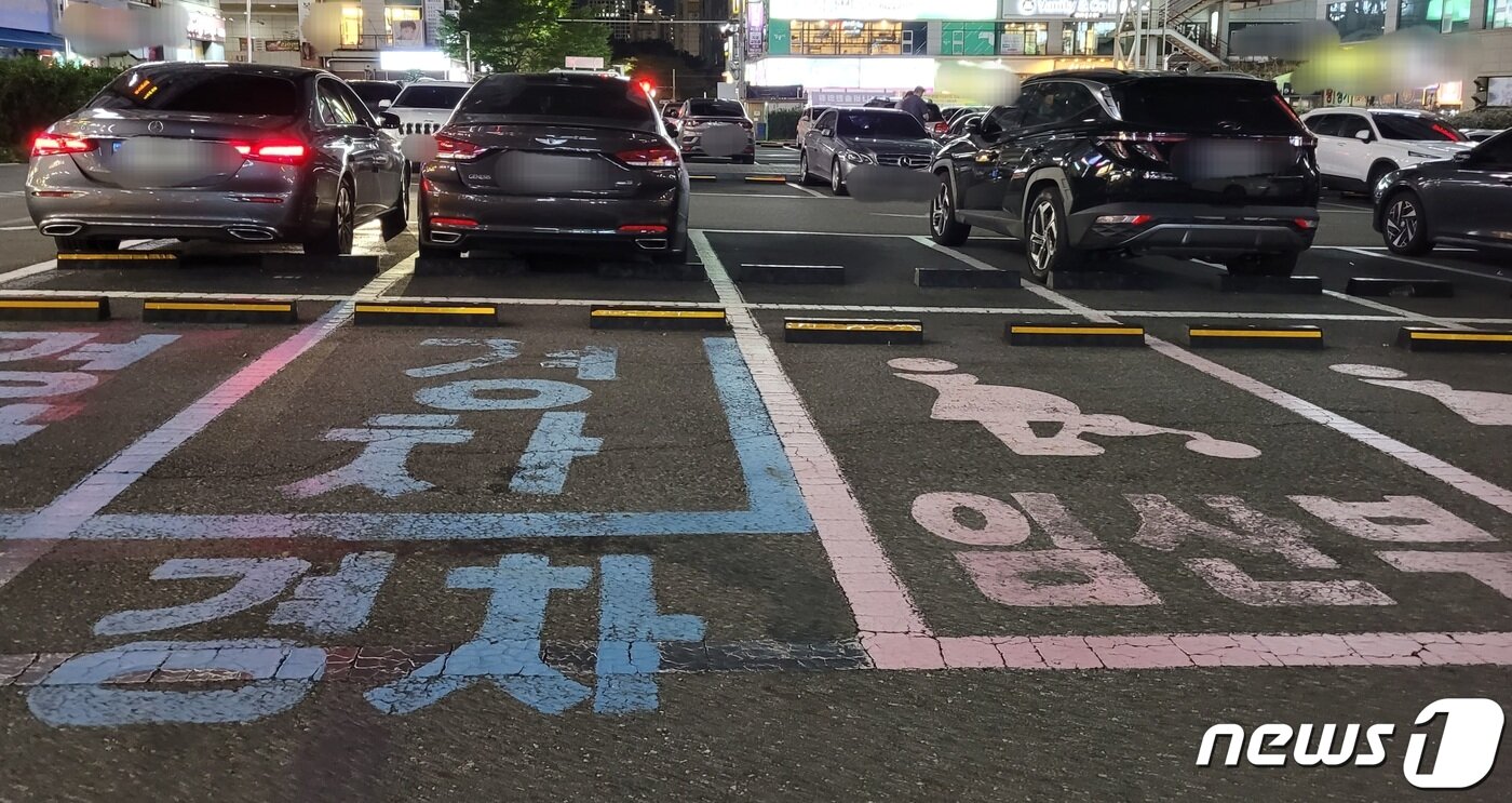 본문 이미지 - 부산 공영주차장 내 경차·임산부 전용 주차구역.2023.10.6/뉴스1 ⓒ News1 조아서 기자
