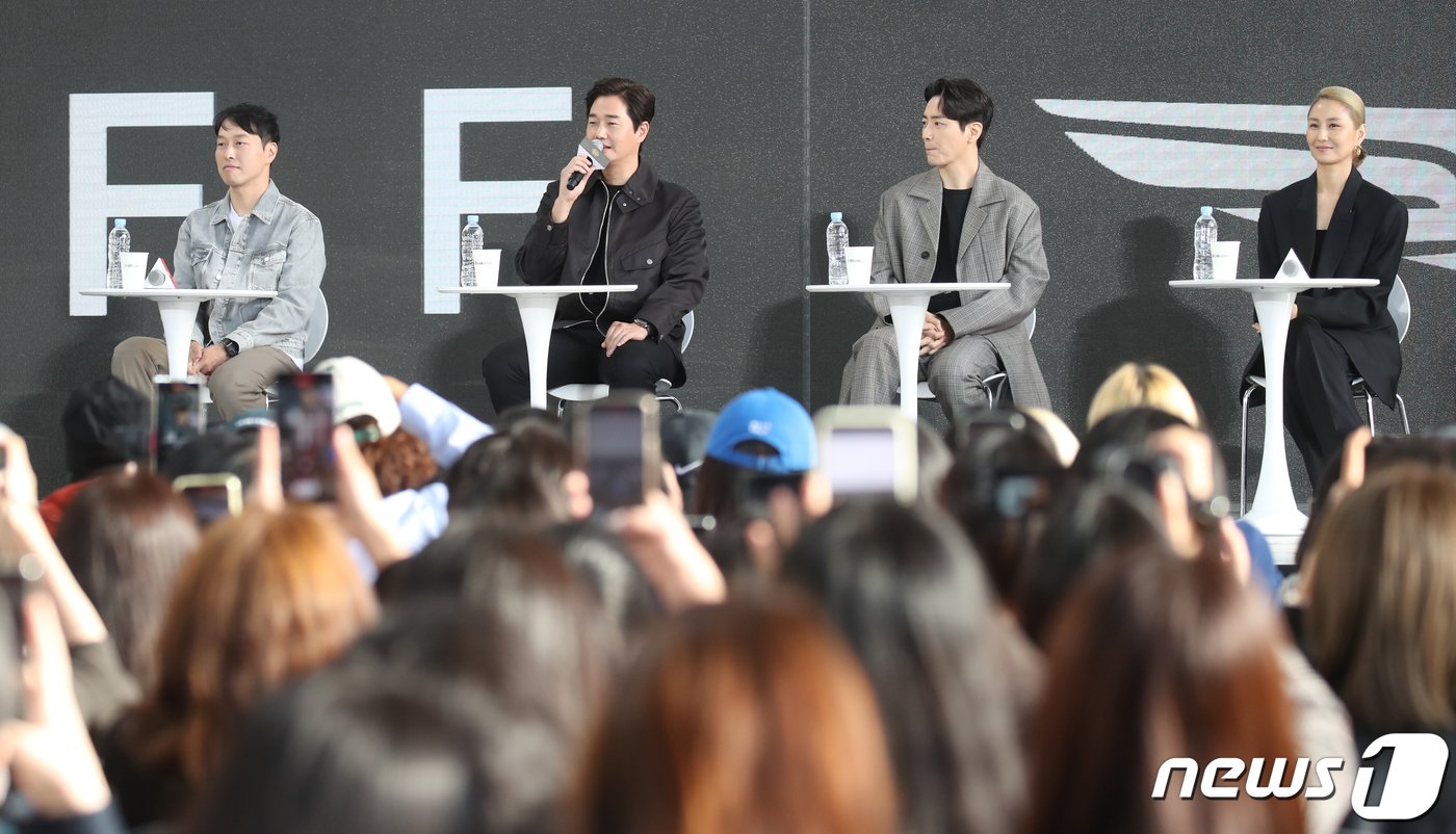 본문 이미지 - 최정열 감독(왼쪽부터)과 유지태, 이준혁, 김소진이 6일 오후 부산 해운대 영화의 전당에서 열린 제28회 부산국제영화제(BIFF) ‘비질란테’ 오픈토크에서 팬과 즐거운 시간을 보내고 있다. 2023.10.6/뉴스1 ⓒ News1 권현진 기자