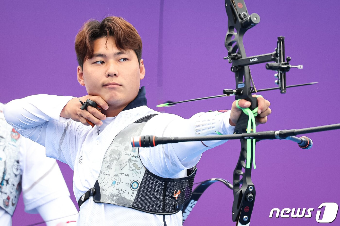 본문 이미지 - 이우석이 6일 중국 항저우 푸양 인후 스포츠센터 양궁장에서 열린 2022 항저우 아시안게임 양궁 리커브 남자 단체전 4강에서 인도네시아와 경기를 펼치고 있다. 양궁 리커브 남자 대표팀은 이날 준결승에서 인도네시아에 세트 코어 6-0으로 승리, 결승에 진출했다. 2023.10.6/뉴스1 ⓒ News1 유승관 기자