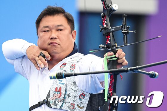오진혁이 6일 중국 항저우 푸양 인후 스포츠센터 양궁장에서 열린 2022 항저우 아시안게임 양궁 리커브 남자 단체전 4강에서 인도네시아와 경기를 펼치고 있다. 양궁 리커브 남자 대표팀은 이날 준결승에서 인도네시아에 세트 코어 6-0으로 승리, 결승에 진출했다. 2023.10.6/뉴스1 © News1 유승관 기자