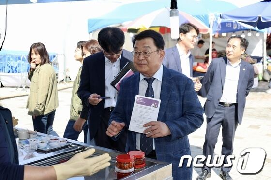 전국 우수시장박람회 찾은 박성효 소진공 이사장