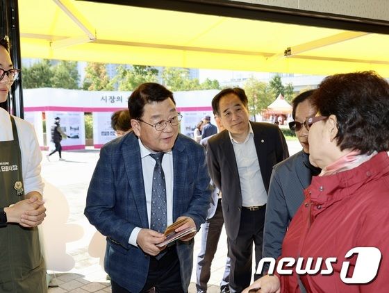 박성효 소진공 이사장, 전국우수시장박람회 방문