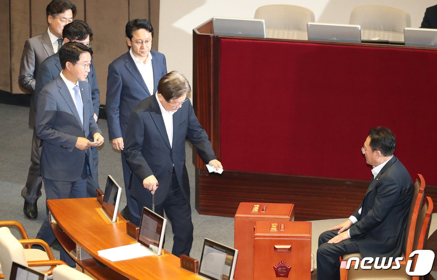 본문 이미지 - 이재명 더불어민주당 대표가 6일 오후 서울 여의도 국회에서 열린 제410회 국회(정기회) 제9차 본회의에서 '해병대 채상병 사망사건 진상규명' 특검법의 패스트트랙(신속처리안건) 지정 동의안 표결 투표에 나서고 있다. 2023.10.6/뉴스1 ⓒ News1 임세영 기자