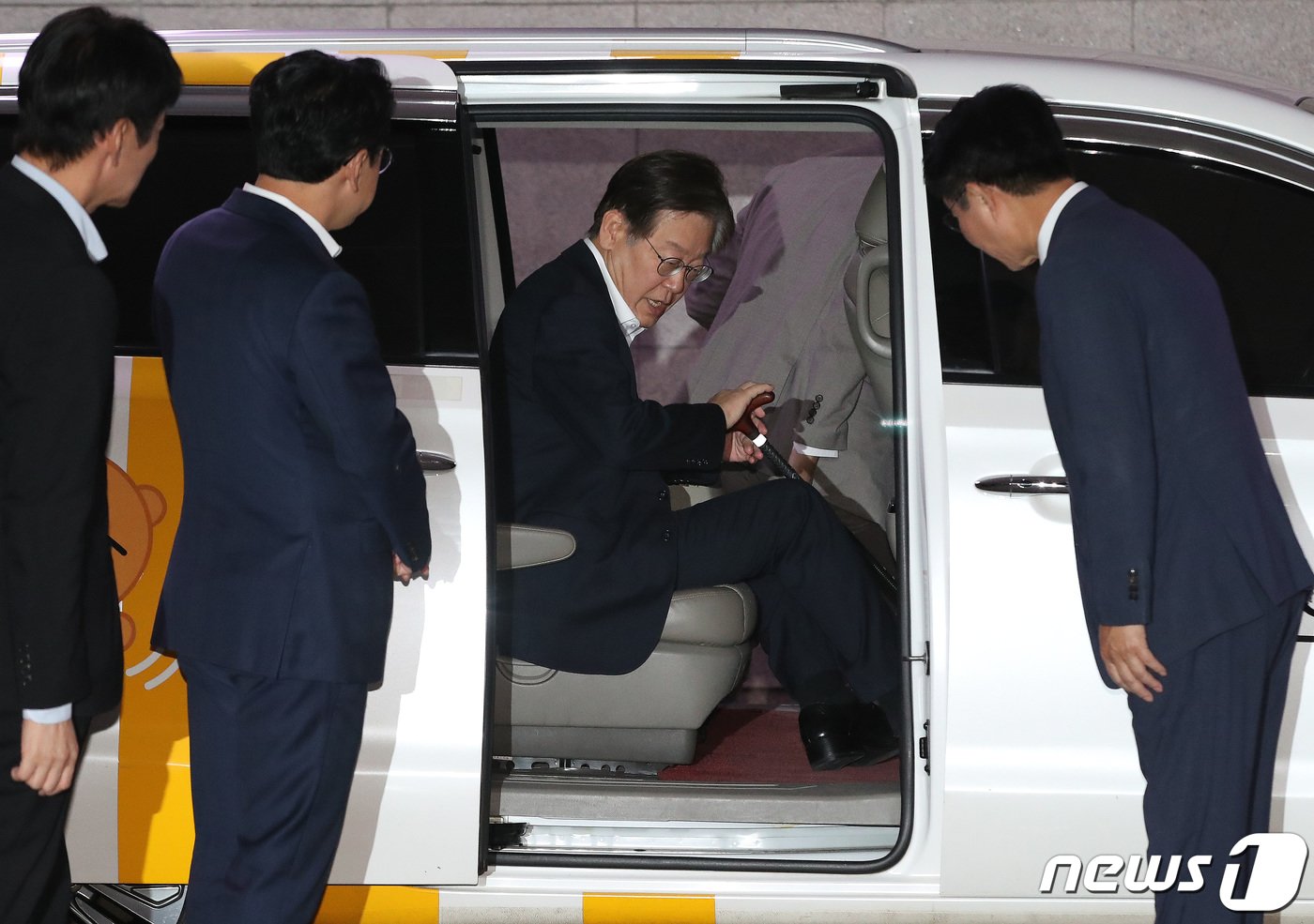 본문 이미지 - 택시를 탄 이재명 더불어민주당 대표가 6일 오후 서울 여의도 국회에서 열린 제410회 국회(정기회) 제9차 본회의에 도착하고 있다. 2023.10.6/뉴스1 ⓒ News1 임세영 기자