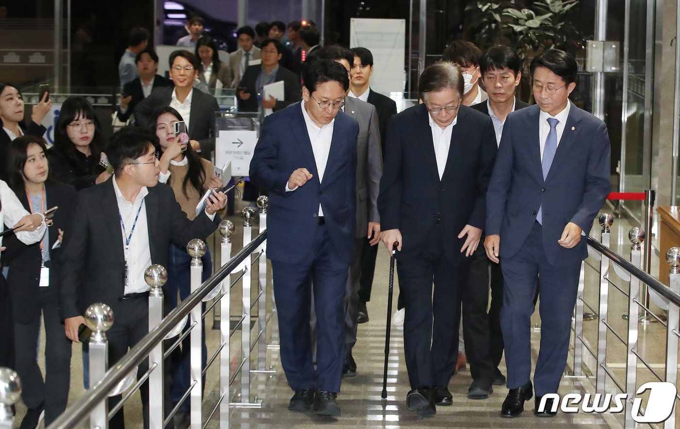 본문 이미지 - 이재명 더불어민주당 대표가 6일 오후 서울 여의도 국회에서 열린 제410회 국회(정기회) 제9차 본회의에 참석하기 위해 이동하고 있다. 2023.10.6/뉴스1 ⓒ News1 임세영 기자
