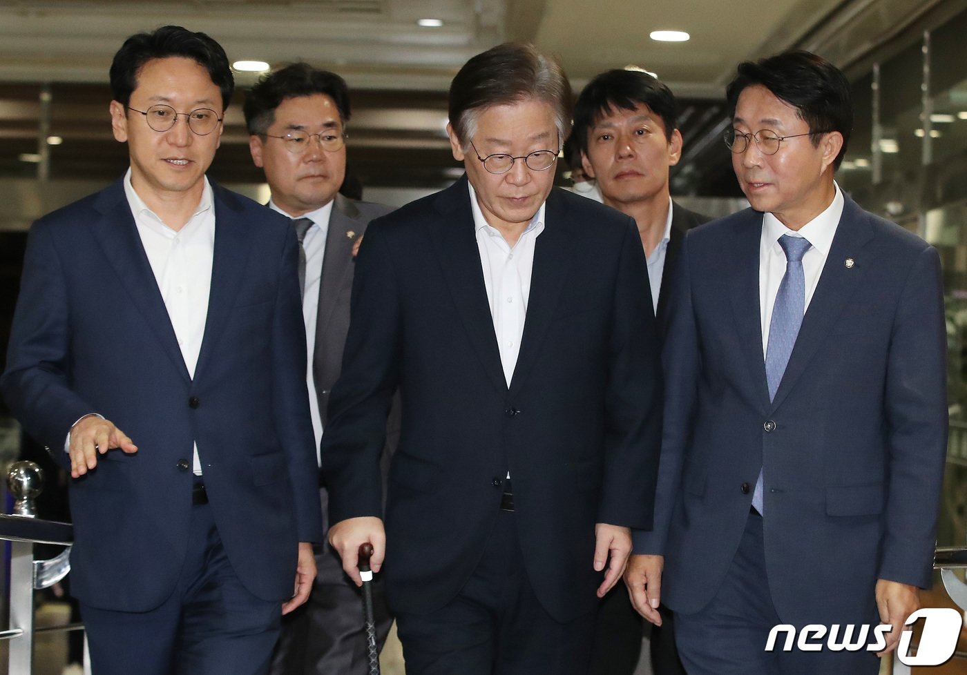 본문 이미지 - 이재명 더불어민주당 대표가 6일 오후 서울 여의도 국회에서 열린 제410회 국회(정기회) 제9차 본회의에 참석하기 위해 이동하고 있다. 2023.10.6/뉴스1 ⓒ News1 임세영 기자