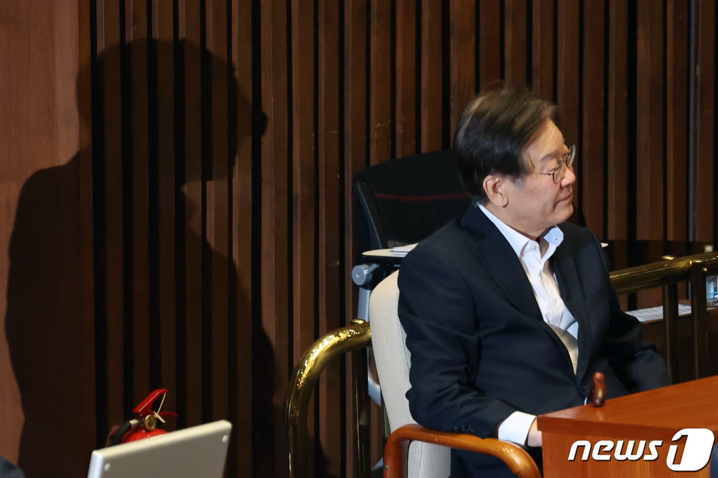 본문 이미지 - 이재명 더불어민주당 대표가 6일 오후 서울 여의도 국회에서 열린 제410회 국회(정기회) 제9차 본회의에 참석 하고 있다. 2023.10.6/뉴스1 ⓒ News1 황기선 기자