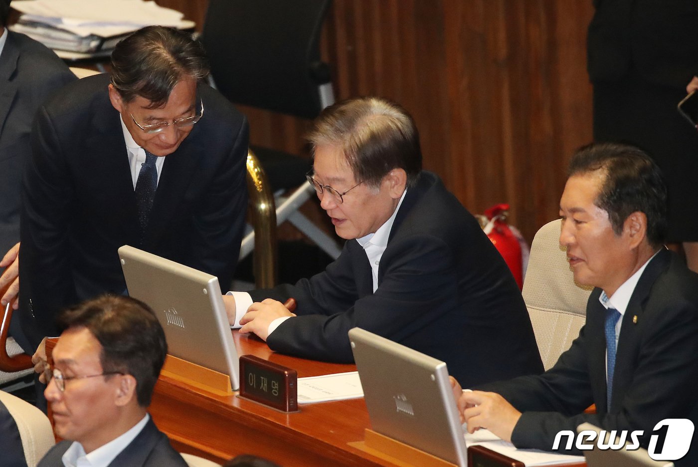 이재명 더불어민주당 대표가 6일 오후 서울 여의도 국회에서 열린 제410회 국회&#40;정기회&#41; 제9차 본회의에 참석해 의원들과 인사를 나누고 있다. 2023.10.6/뉴스1 ⓒ News1 임세영 기자