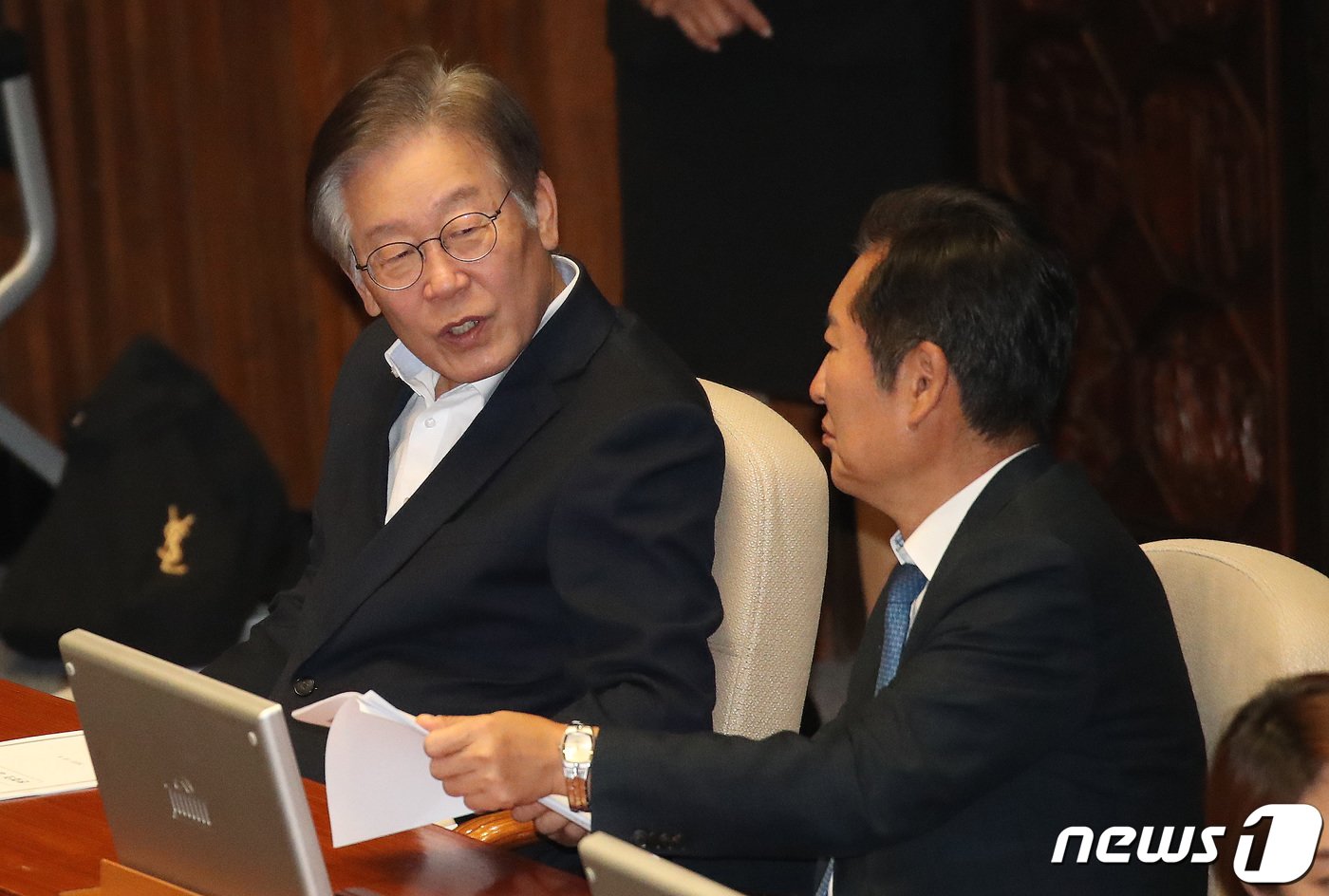 본문 이미지 - 이재명 더불어민주당 대표가 6일 오후 서울 여의도 국회에서 열린 제410회 국회(정기회) 제9차 본회의에 참석해 정청래 최고위원과 이야기를 나누고 있다. 2023.10.6/뉴스1 ⓒ News1 임세영 기자