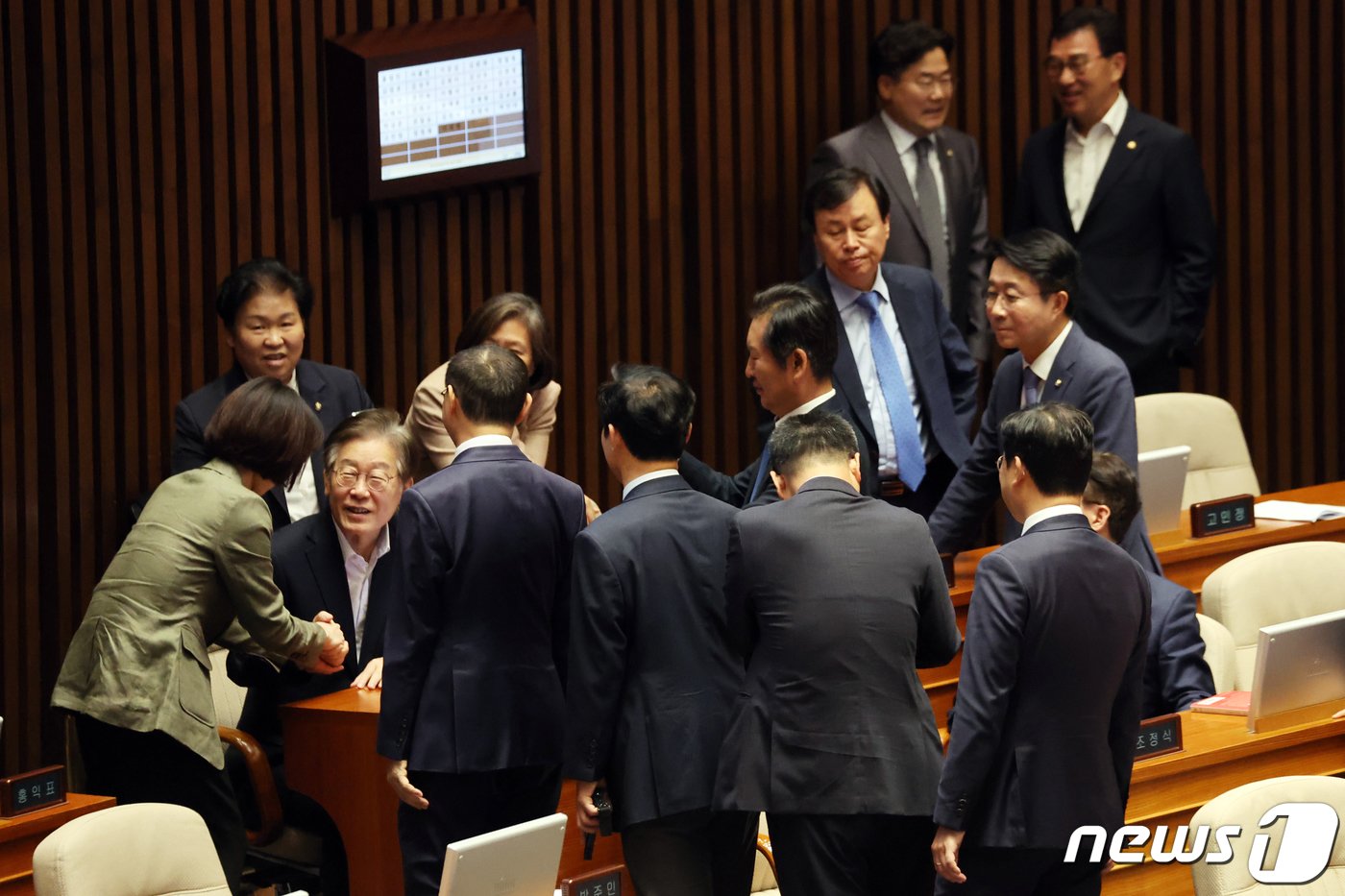 본문 이미지 - 이재명 더불어민주당 대표가 6일 오후 서울 여의도 국회에서 열린 제410회 국회(정기회) 제9차 본회의에 참석, 의원들과 인사를 나누고 있다. 2023.10.6/뉴스1 ⓒ News1 황기선 기자