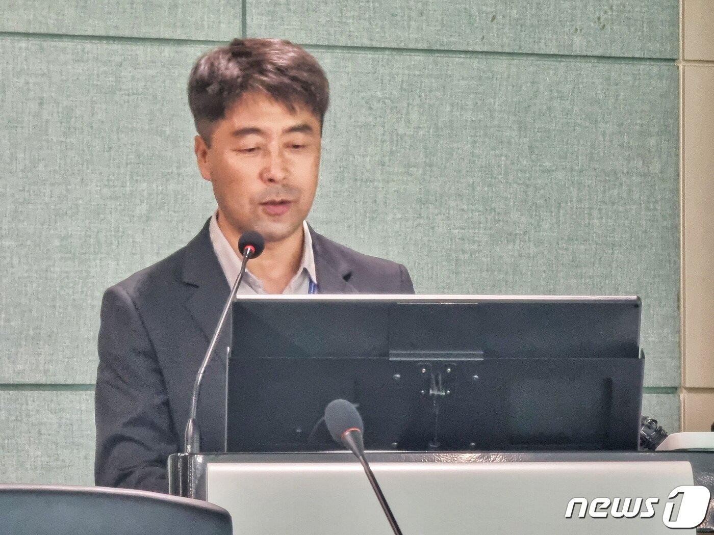 본문 이미지 - 5일 충북 진천 국가기상위성센터에서 김윤제 센터장이 천리안 2A에 대해 설명하고 있다. ⓒ 뉴스1