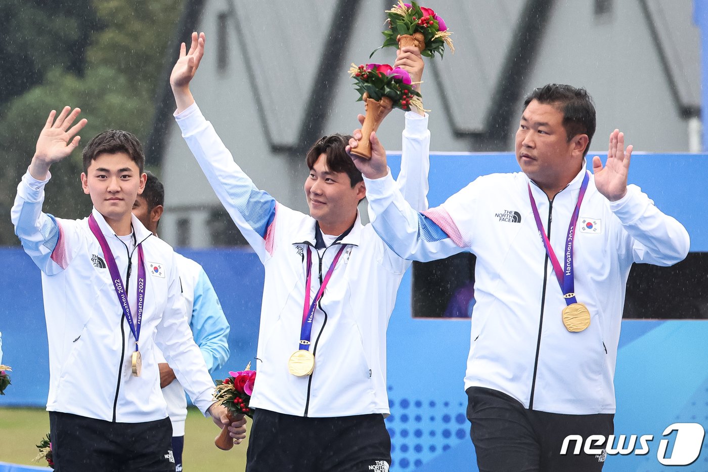 본문 이미지 - 남자 양궁 대표팀의 김제덕(왼쪽부터), 이우석, 오진혁/뉴스1 ⓒ News1 유승관 기자