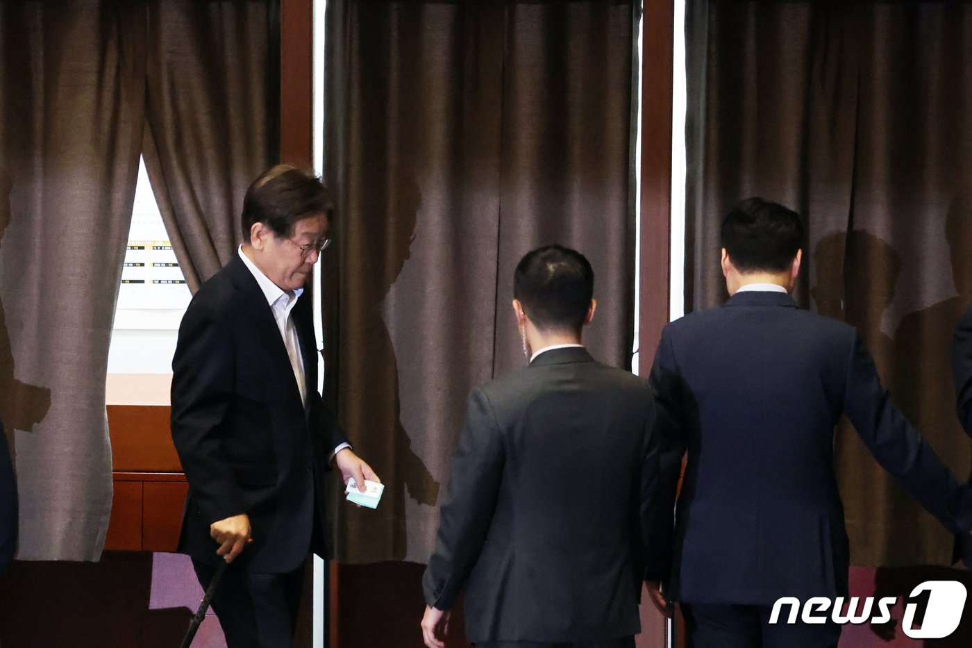 본문 이미지 - 이재명 더불어민주당 대표가 6일 오후 서울 여의도 국회에서 열린 제410회 국회(정기회) 제9차 본회의에 참석, 순직 해병 수사 방해 및 사건 은폐 등의 진상규명을 위한 특별검사의 임명 등에 관한 법률안에 대한 신속처리안건(패스트트랙) 지정동의의 건 투표를 위해 이동하고 있다. 2023.10.6/뉴스1 ⓒ News1 황기선 기자