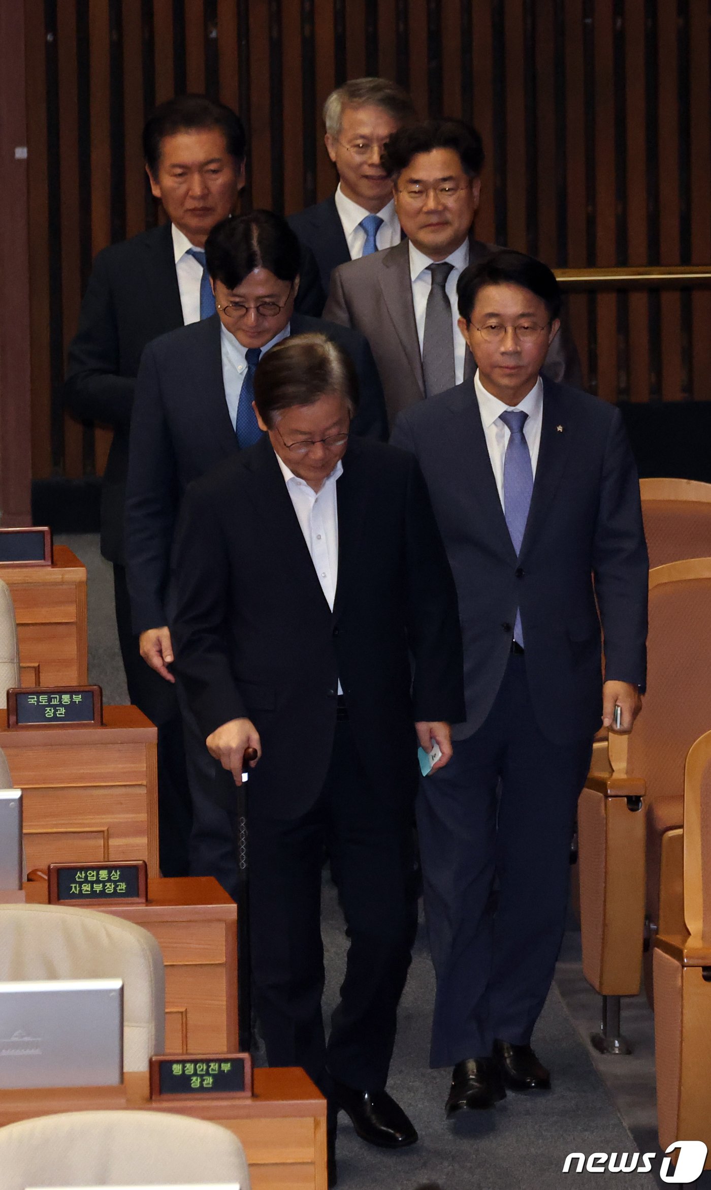 본문 이미지 - 이재명 더불어민주당 대표가 6일 오후 서울 여의도 국회에서 열린 제410회 국회(정기회) 제9차 본회의에 참석, 순직 해병 수사 방해 및 사건 은폐 등의 진상규명을 위한 특별검사의 임명 등에 관한 법률안에 대한 신속처리안건(패스트트랙) 지정동의의 건 투표를 위해 이동하고 있다. 2023.10.6/뉴스1 ⓒ News1 황기선 기자