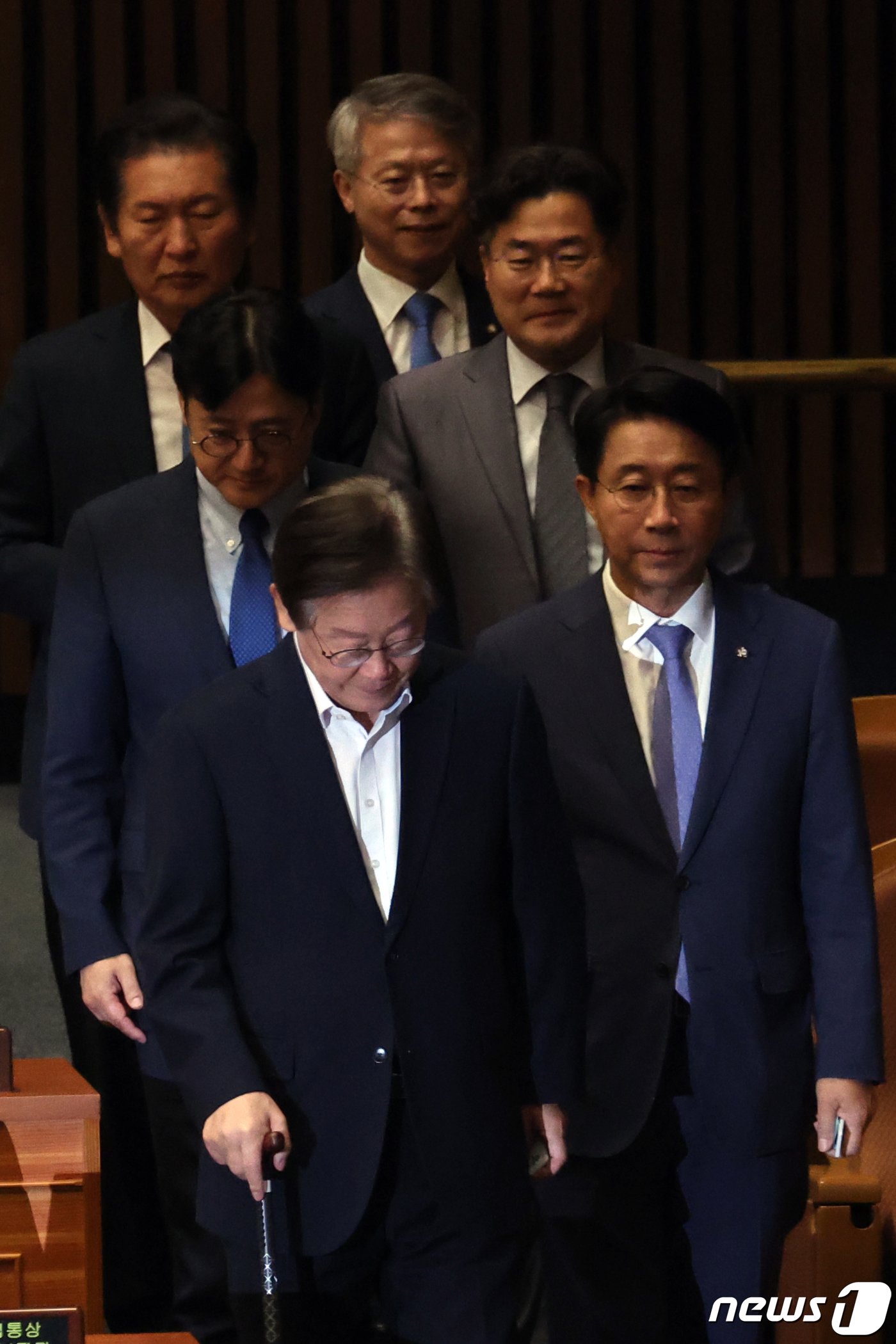 본문 이미지 - 이재명 더불어민주당 대표가 6일 오후 서울 여의도 국회에서 열린 제410회 국회(정기회) 제9차 본회의에 참석, 순직 해병 수사 방해 및 사건 은폐 등의 진상규명을 위한 특별검사의 임명 등에 관한 법률안에 대한 신속처리안건(패스트트랙) 지정동의의 건 투표를 위해 이동하고 있다. 2023.10.6/뉴스1 ⓒ News1 황기선 기자