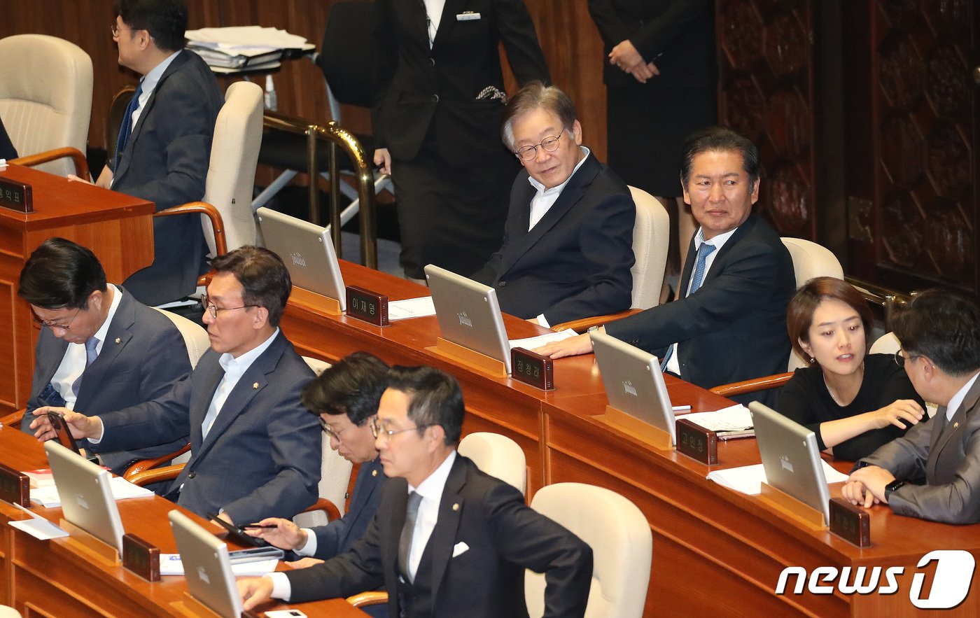 이재명 더불어민주당 대표가 6일 오후 서울 여의도 국회에서 열린 제410회 국회&#40;정기회&#41; 제9차 본회의에 참석해 자리하고 있다. 2023.10.6/뉴스1 ⓒ News1 임세영 기자