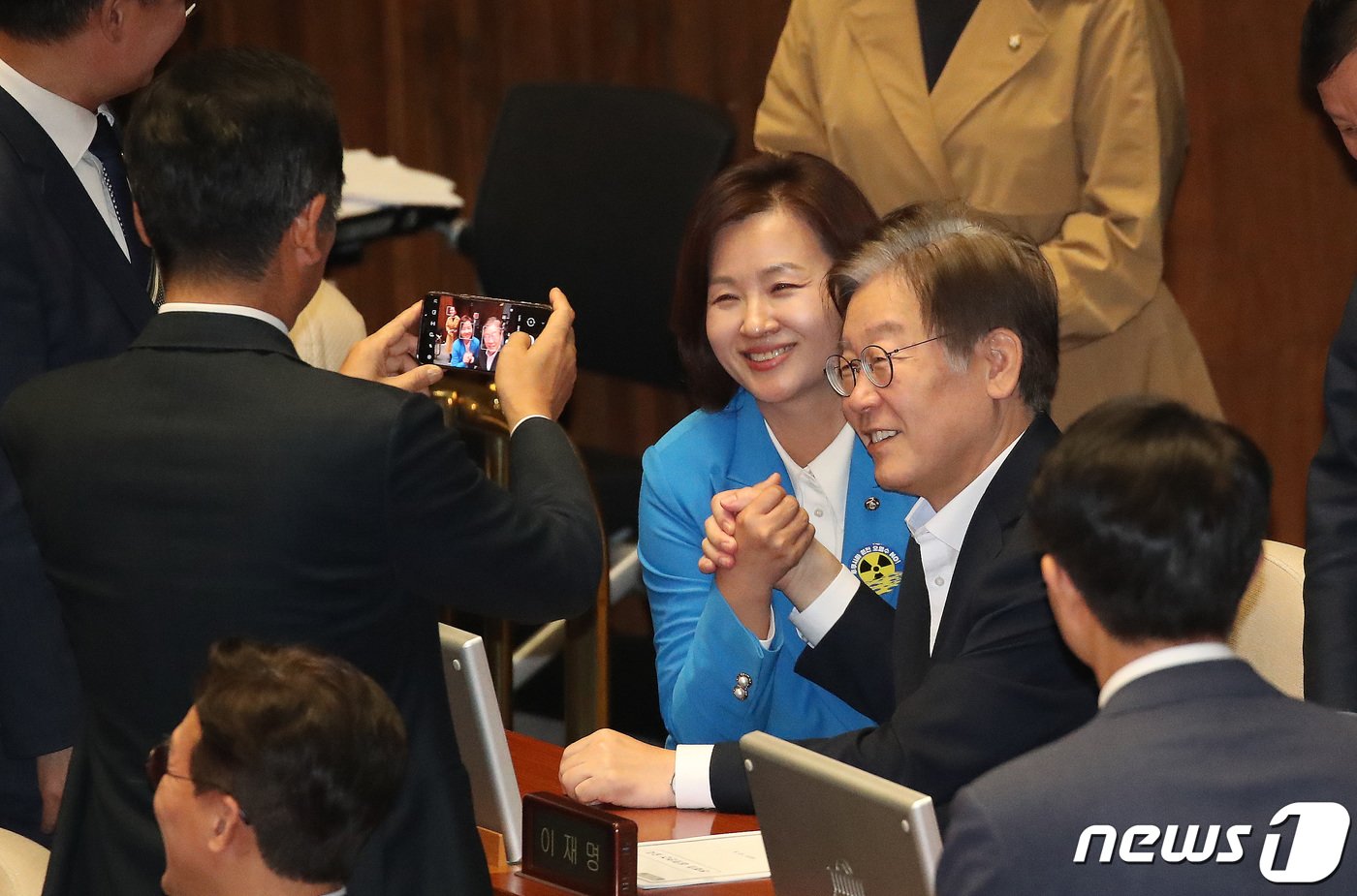 이재명 더불어민주당 대표가 6일 오후 서울 여의도 국회에서 열린 제410회 국회&#40;정기회&#41; 제9차 본회의에서 이수진 의원과 기념촬영을 하고 있다. 2023.10.6/뉴스1 ⓒ News1 임세영 기자