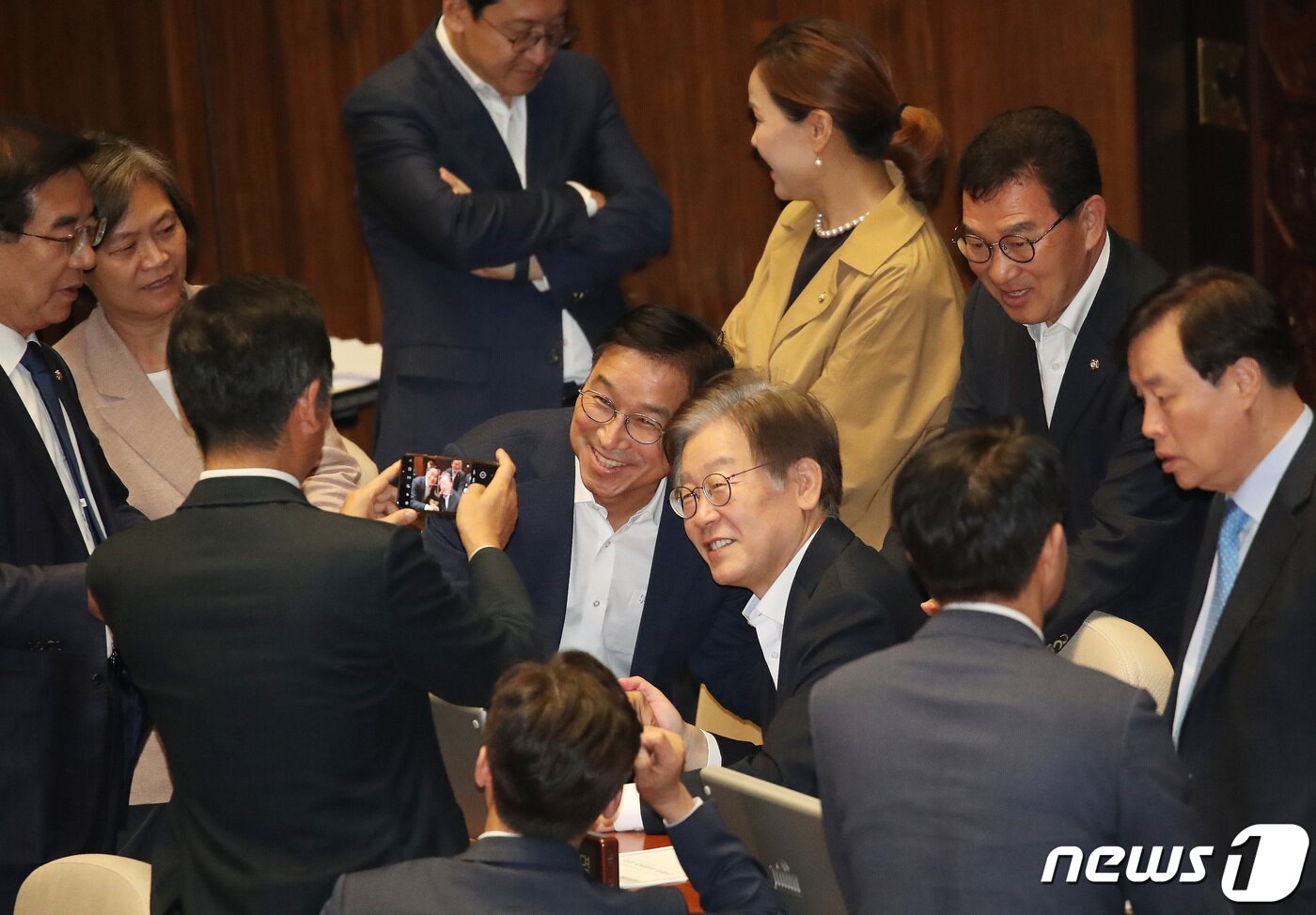 본문 이미지 - 이재명  대통령이 더불어민주당 대표 시절에 국회에서 기념촬영을 하는 위성곤 당선인. 2023.10.6 ⓒ 뉴스1 임세영 기자