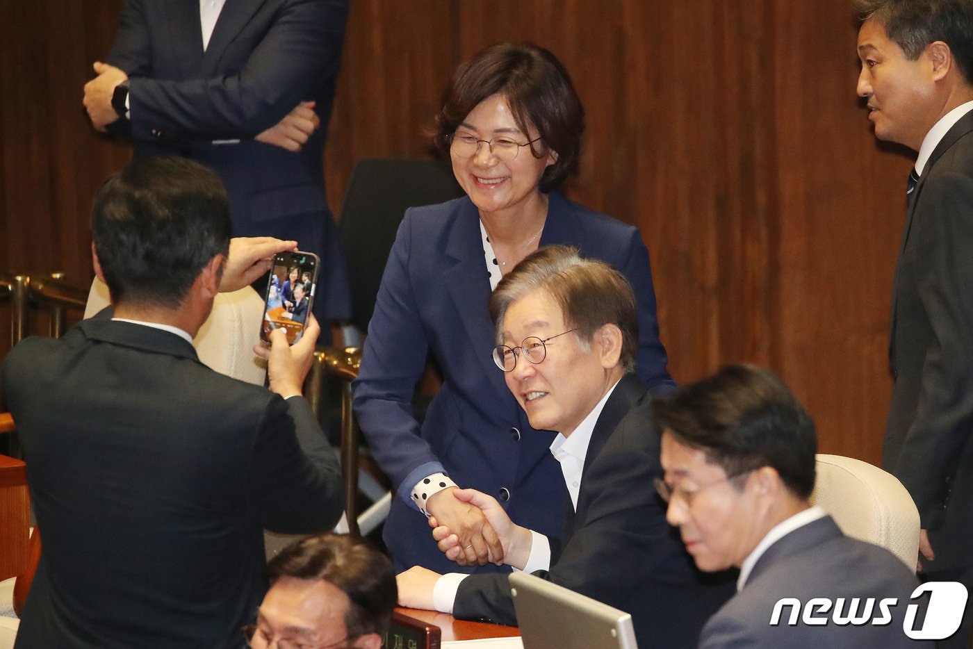 본문 이미지 - 이재명 더불어민주당 대표가 6일 오후 서울 여의도 국회에서 열린 제410회 국회(정기회) 제9차 본회의에서 의원들과 기념촬영을 하고 있다. 2023.10.6/뉴스1 ⓒ News1 임세영 기자