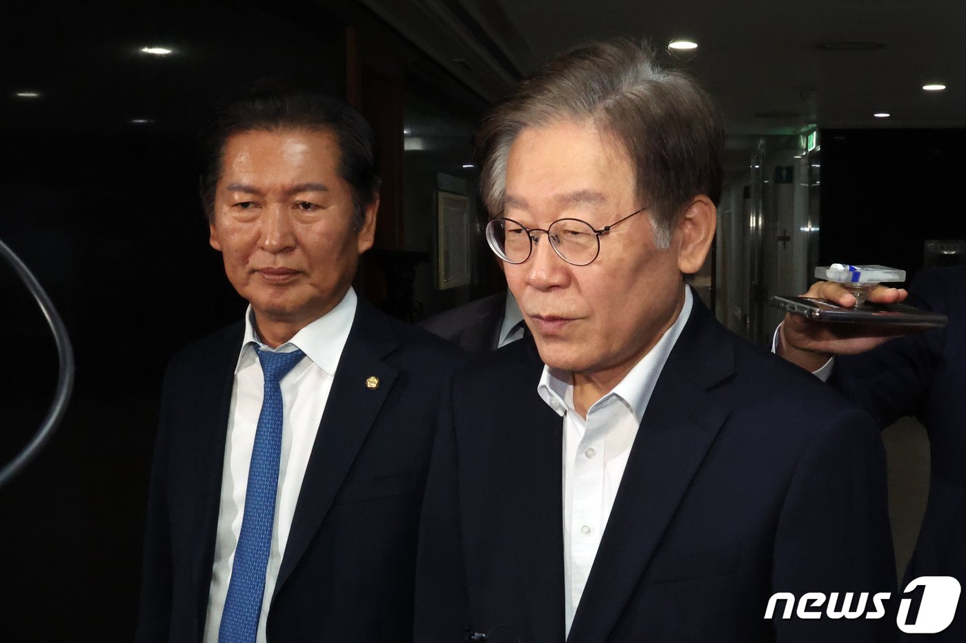 본문 이미지 - 이재명 더불어민주당 대표가 6일 오후 서울 여의도 국회에서 제410회 국회(정기회) 제9차 본회의에 참석 후 본청을 나서며 취재진 질문에 답하고 있다. 이날 이 대표는 순직 해병 수사 방해 및 사건 은폐 등의 진상규명을 위한 특별검사의 임명 등에 관한 법률안에 대한 신속처리안건(패스트트랙) 지정동의의 건 투표를 위해 18일 만에 국회에 모습을 드러냈다. 2023.10.6/뉴스1 ⓒ News1 황기선 기자