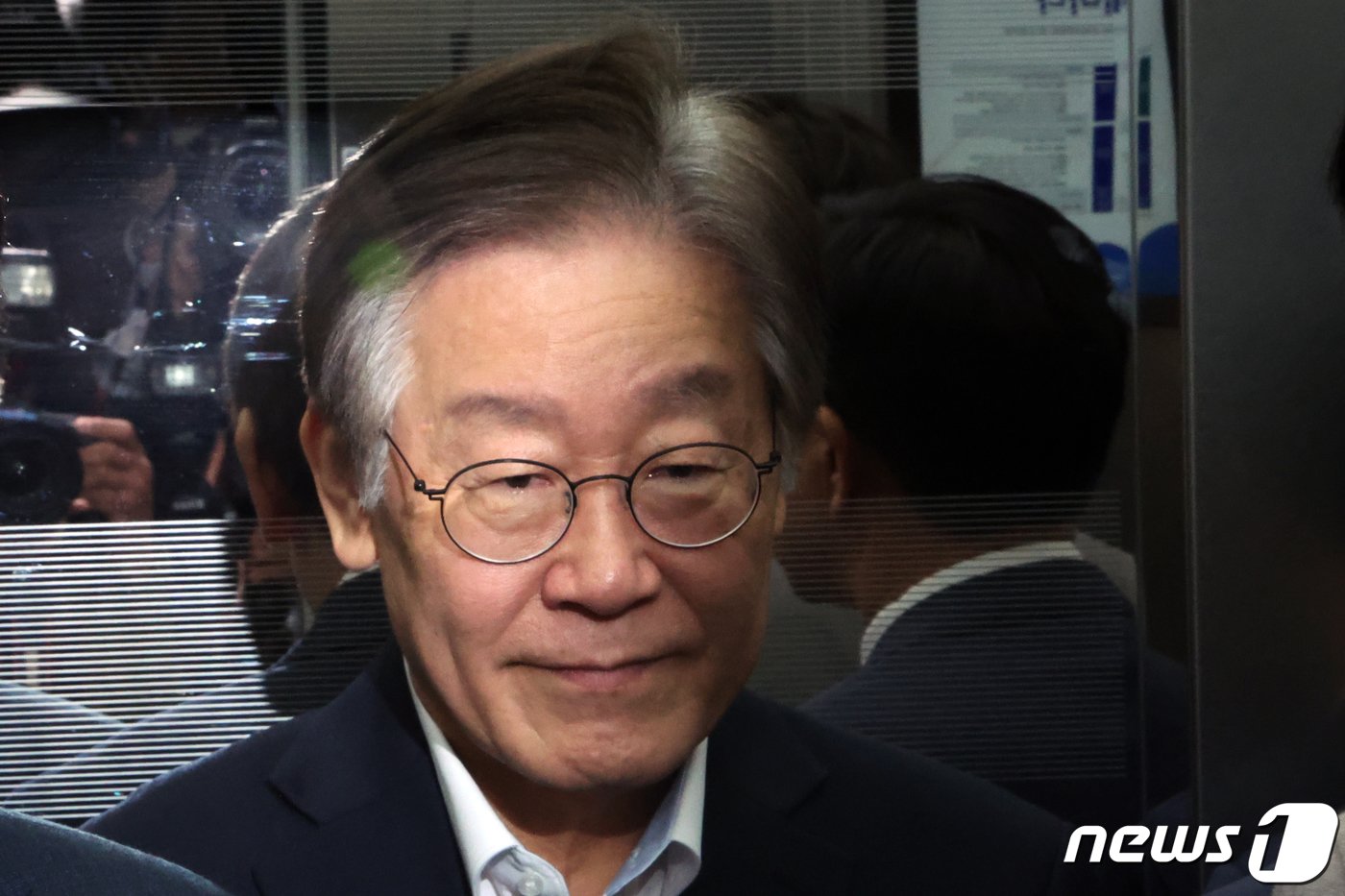 본문 이미지 - 이재명 더불어민주당 대표가 6일 오후 서울 여의도 국회에서 제410회 국회(정기회) 제9차 본회의에 참석 후 본청을 나서고 있다. 이날 이대표는 순직 해병 수사 방해 및 사건 은폐 등의 진상규명을 위한 특별검사의 임명 등에 관한 법률안에 대한 신속처리안건(패스트트랙) 지정동의의 건 투표를 위해 18일 만에 국회에 모습을 드러냈다. 2023.10.6/뉴스1 ⓒ News1 황기선 기자