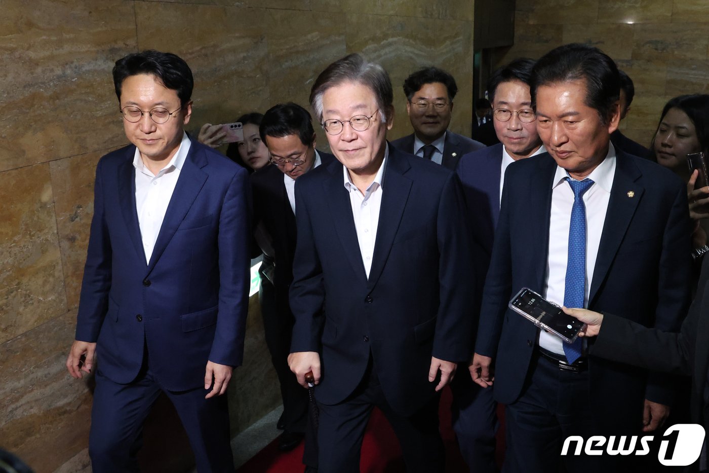 본문 이미지 - 이재명 더불어민주당 대표가 6일 오후 서울 여의도 국회에서 제410회 국회(정기회) 제9차 본회의에 참석 후 본청을 나서고 있다. 이날 이대표는 순직 해병 수사 방해 및 사건 은폐 등의 진상규명을 위한 특별검사의 임명 등에 관한 법률안에 대한 신속처리안건(패스트트랙) 지정동의의 건 투표를 위해 18일 만에 국회에 모습을 드러냈다. 2023.10.6/뉴스1 ⓒ News1 황기선 기자