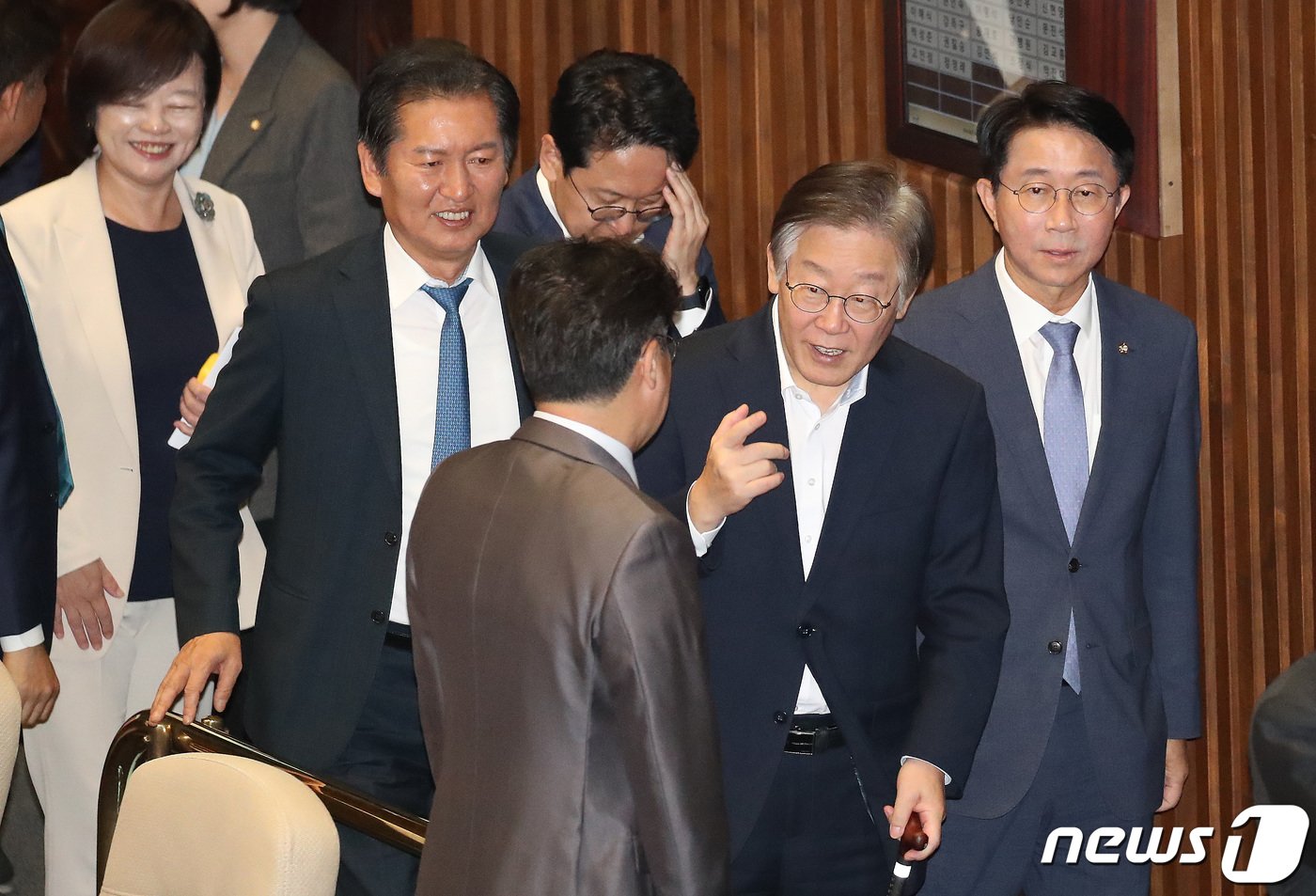 이재명 더불어민주당 대표가 6일 오후 서울 여의도 국회에서 열린 제410회 국회&#40;정기회&#41; 제9차 본회의에서 &#39;해병대 채상병 사망사건 진상규명&#39; 특검법의 패스트트랙&#40;신속처리안건&#41; 지정 동의안 투표를 위해 이동하고 있다. 2023.10.6/뉴스1 ⓒ News1 임세영 기자