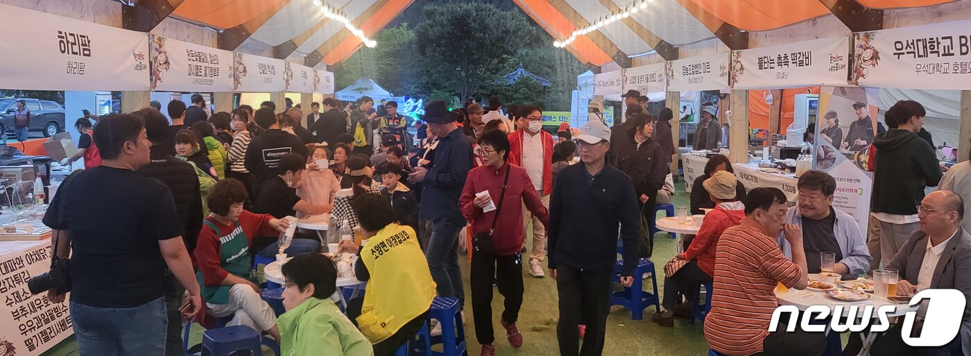 본문 이미지 - 6일 전북 완주군 고산자연휴양림 일원에서 열린 완주와일드&로컬푸드 축제 행사장이 관광객들로 북적이고 있다. 2023.10.6/뉴스1 ⓒ News1 유경석 기자