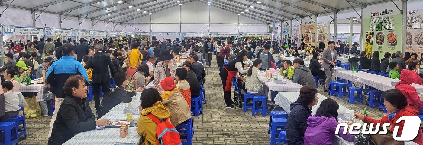 본문 이미지 - 6일 전북 완주군 고산자연휴양림 일원에서 열린 완주와일드&로컬푸드 축제 행사장이 관광객들로 북적이고 있다. 2023.10.6/뉴스1 ⓒ News1 유경석 기자