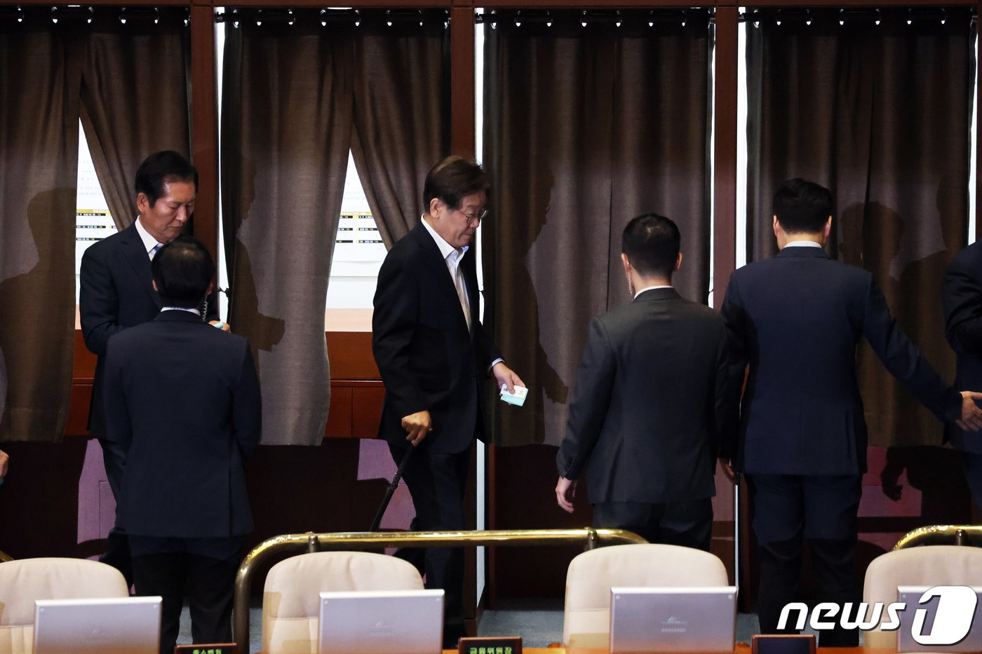 본문 이미지 - 이재명 더불어민주당 대표가 6일 오후 서울 여의도 국회에서 열린 제410회 국회(정기회) 제9차 본회의에 참석, 순직 해병 수사 방해 및 사건 은폐 등의 진상규명을 위한 특별검사의 임명 등에 관한 법률안에 대한 신속처리안건(패스트트랙) 지정동의의 건 투표를 위해 이동하고 있다. 2023.10.6/뉴스1 ⓒ News1 황기선 기자