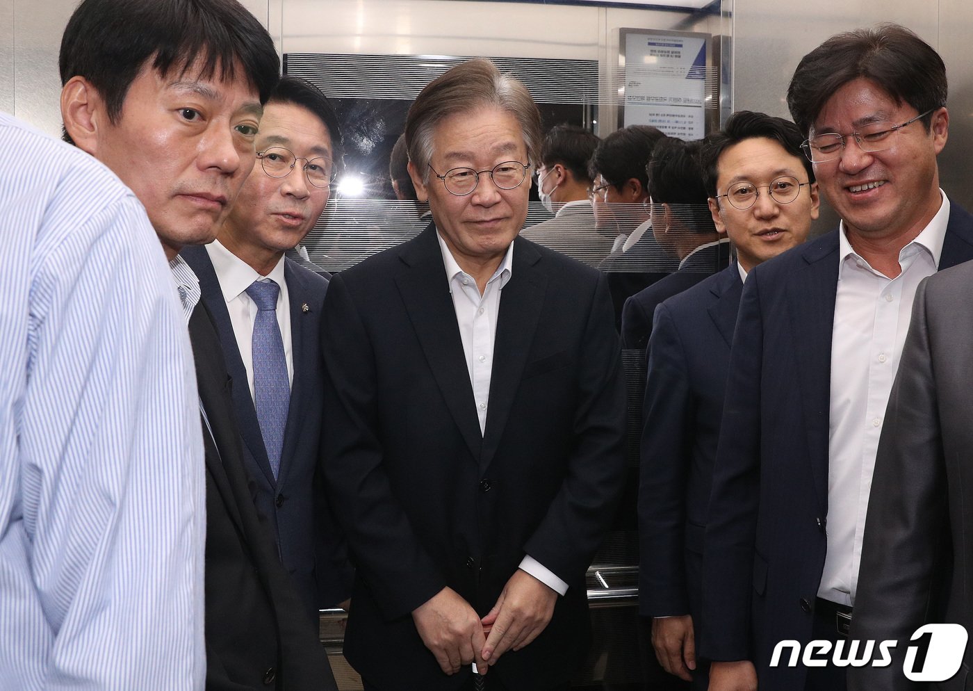 본문 이미지 - 이재명 더불어민주당 대표가 6일 오후 서울 여의도 국회에서 열린 제410회 국회(정기회) 제9차 본회의에 참석하기 위해 이동하고 있다. 2023.10.6/뉴스1 ⓒ News1 임세영 기자
