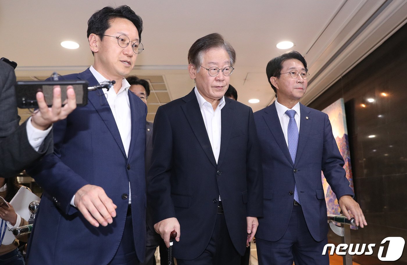 본문 이미지 - 이재명 더불어민주당 대표가 6일 오후 서울 여의도 국회에서 열린 제410회 국회(정기회) 제9차 본회의에 참석하기 위해 이동하고 있다. 2023.10.6/뉴스1 ⓒ News1 임세영 기자