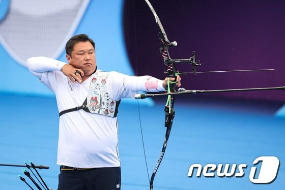 오진혁이 6일 중국 항저우 푸양 인후 스포츠센터 양궁장에서 열린 2022 항저우 아시안게임 양궁 리커브 남자 단체전 결승 인도와 경기를 펼치고 있다. 양궁 리커브 남자 대표팀은 이날 결승에서 인도에 세트 스코어 5-1으로 승리, 금메달을 차지했다. 한국 양궁이 리커브 남자 단체전에서 우승한 것은 2010 광저우 대회 이후 13년 만이다. 2023.10.6/뉴스1 © News1 유승관 기자